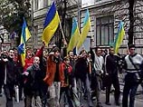 Во Львове митингуют до 10 000 сторонников Ющенко, несогласных с итогами выборов Во Львове митингуют до 10 000 сторонников Ющенко, несогласных с итогами выборов