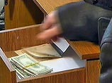 1 ноября Дроздов "был задержан при получении взятки путем вымогательства от одного из предпринимателей Пскова в размере 7000 долларов и талонов на бензин на сумму 34 тысячи 865 рублей 1 ноября Дроздов "был задержан при получении взятки путем вымогательства от одного из предпринимателей Пскова в размере 7000 долларов и талонов на бензин на сумму 34 тысячи 865 рублей