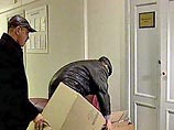 Причины обыска пока выяснить не удалось, здание городской администрации оцеплено, никаких комментариев сотрудники правоохранительных органов не дают Причины обыска пока выяснить не удалось, здание городской администрации оцеплено, никаких комментариев сотрудники правоохранительных органов не дают