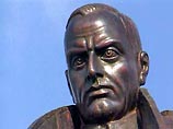 Памятник установлен рядом со Знаменским кафедральным собором, в ограде которого покоятся один из основателей Русской Америки Григорий Шелехов, жена декабриста Екатерина Трубецкая с детьми и другие известные люди Памятник установлен рядом со Знаменским кафедральным собором, в ограде которого покоятся один из основателей Русской Америки Григорий Шелехов, жена декабриста Екатерина Трубецкая с детьми и другие известные люди