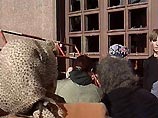 В Черкесске несколько сотен митингующих около 12:00 по московскому времени ворвались в Дом правительства Карачаево-Черкесии "и потребовали встречи с президентом Мустафой Батдыевым"