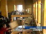 Участники акции захватили первый этаж здания и прорвались в кабинет президента республики Мустафы Батдыева Участники акции захватили первый этаж здания и прорвались в кабинет президента республики Мустафы Батдыева