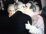 Московским политикам запретили целоваться, чтобы сэкономить время для дополнительных встреч Московским политикам запретили целоваться, чтобы сэкономить время для дополнительных встреч