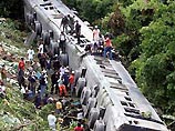Пассажирский поезд, направлявшийся в Манилу из города Легаспи (340 километров к юго-востоку от столицы), сошел с рельсов. Пять из восьми вагонов упали в овраг глубиной 12 метров