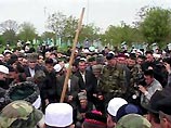 Тысячи людей собрались в
Центорое помянуть Ахмада Кадырова Тысячи людей собрались в
Центорое помянуть Ахмада Кадырова