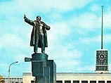 В Петербурге отмывают оскверненные памятники Ленину