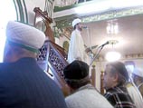 Около 10 тысяч россиян, несмотря на дождь, собрались в минувшее воскресенье утром у Соборной мечети Москвы, чтобы принять участие в намазе по случаю праздника Ураза-байрам