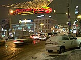 Вечером в Москве ожидается обильный снегопад. ГИБДД призывает автолюбителей усилить бдительность на дорогах. Об этом говорится в поступившем в РИА "Новости" в четверг сообщении пресс-службы столичной ГИБДД