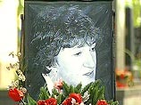 Жириновский несмотря на то, что могила Старовойтовой закрыта на реставрацию до 20 ноября, поднял защитные покрытия и возложил на могилу красные гвоздики и бутылку своего одеколона "Жириновский", после чего выпил водки Жириновский несмотря на то, что могила Старовойтовой закрыта на реставрацию до 20 ноября, поднял защитные покрытия и возложил на могилу красные гвоздики и бутылку своего одеколона "Жириновский", после чего выпил водки