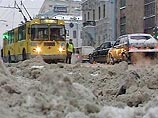 В воскресенье жители московского региона отдохнут от снегопада, обещают синоптики столичного Гидрометеобюро. "Совсем без снега не обойдется, но все же он будет не такой сильный, как накануне", - уточнил ИТАР-ТАСС директор Гидрометеобюро Алексей Ляхов
