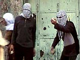 Палестинские источники утверждают, что оба находились в группе палестинцев, бросавших камни в солдат, и не были вооружены