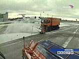Из-за ухудшения метеоусловий и усиления бокового ветра до 17 метров в секунду в аэропорту "Шереметьево" до 19:00 мск объявлено штормовое предупреждение, в связи с чем вылеты всех отечественных типов самолетов "Аэрофлота" - Ту-154, Ту-134 - отменены
