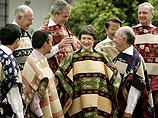 Президенты и премьеры стран АТЭС по традиции фотографируются в национальной одежде страны-хозяйки форума