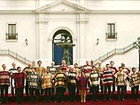 На фотографирование лидеров стран АТЭС Буш и Путин пришли в обнимку На фотографирование лидеров стран АТЭС Буш и Путин пришли в обнимку