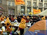 Участники акции поют украинский гимн и народные песни. Ранее, оппозиция подавала заявки на проведение акций на площади Независимости 21-23 ноября