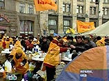 Участники акции поют украинский гимн и народные песни. Ранее, оппозиция подавала заявки на проведение акций на площади Независимости 21-23 ноября Участники акции поют украинский гимн и народные песни. Ранее, оппозиция подавала заявки на проведение акций на площади Независимости 21-23 ноября