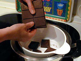 Кроме того, британские исследователи доказали, что компоненты, полученные из плодов какао, не имеют ни одного из побочных эффектов, связанных с обычными лекарствами от длительно непрекращающегося кашля