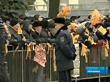 Янукович выглядел спокойным и призывал граждан к порядку. "Я категорически не понимаю политиков, которые тянут людей на баррикады", - сказал он, добавив, что за массовыми акциями протеста в Киеве стоит "горстка политиков"