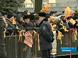 Янукович выглядел спокойным и призывал граждан к порядку. "Я категорически не понимаю политиков, которые тянут людей на баррикады", - сказал он, добавив, что за массовыми акциями протеста в Киеве стоит "горстка политиков" Янукович выглядел спокойным и призывал граждан к порядку. "Я категорически не понимаю политиков, которые тянут людей на баррикады", - сказал он, добавив, что за массовыми акциями протеста в Киеве стоит "горстка политиков"