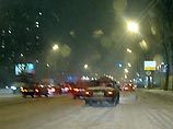 Проезду мешают неправильно припаркованные автомобили, кучи неубранного снега в крайних правых рядах многих улиц, а также гололедица на отдельных участках дорог