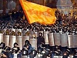 Сторонники Ющенко выстроили "живой коридор" у здания администрации президента Сторонники Ющенко выстроили "живой коридор" у здания администрации президента