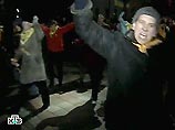 Сторонники Ющенко выстроили "живой коридор" у здания администрации президента. Кучма обратился к нации Сторонники Ющенко выстроили "живой коридор" у здания администрации президента. Кучма обратился к нации