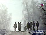 В Подмосковье спецназ начал спецоперацию по обезвреживанию двух солдат-дезертиров, застреливших двух милиционеров и захвативших двух заложников в частном доме в Дмитрове