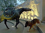 Мемориал состоит из барельефа с изображениями лошадей, слонов и собак и двух бронзовых статуй мулов, нагруженных боеприпасами