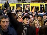 Митингующие ведут себя спокойно, инцидентов не происходит Митингующие ведут себя спокойно, инцидентов не происходит