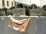 На здании Национального банка Украины появились флаги Ющенко и оранжевые ленточки На здании Национального банка Украины появились флаги Ющенко и оранжевые ленточки