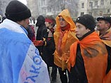 "Оранжевые" и "голубые" смешиваются в Киеве без агрессии "Оранжевые" и "голубые" смешиваются в Киеве без агрессии