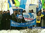 Колонна сторонников Виктора Януковича вступила на Европейскую площадь, где находятся сторонники Виктора Ющенко. Сторонники Януковича держат в руках бело-голубые флаги, которые уже перемешались с оранжевыми флагами Ющенко