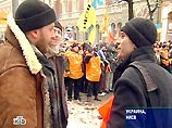 Пикетчики создали три живые заслона на расстоянии 60-70 метров друг от друга возле здания администрации президента на улице Банковой Пикетчики создали три живые заслона на расстоянии 60-70 метров друг от друга возле здания администрации президента на улице Банковой