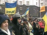 Активисты акции оппозиции пока ведут себя мирно, скандируют "Восток и Запад вместе!", "Ющенко!"