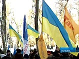 Сторонники Януковича и Ющенко вместе поют гимн Украины в центре Киева