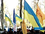 Сторонники Януковича и Ющенко вместе поют гимн Украины в центре Киева Сторонники Януковича и Ющенко вместе поют гимн Украины в центре Киева