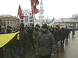 Против нынешних переговоров Владимира Путина и Леонида Кучмы выступают участники антипрезидентских акций в столице Украины Против нынешних переговоров Владимира Путина и Леонида Кучмы выступают участники антипрезидентских акций в столице Украины