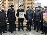 В местном храме Святителя Николая Чудотворца, где состоялась панихида по погибшим, собрались родственники моряков, представители командования Северного флота и жители поселка В местном храме Святителя Николая Чудотворца, где состоялась панихида по погибшим, собрались родственники моряков, представители командования Северного флота и жители поселка