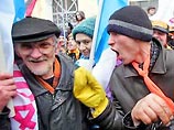 Сторонники Ющенко разобрали металлический забор возле администрации президента в Киеве Сторонники Ющенко разобрали металлический забор возле администрации президента в Киеве