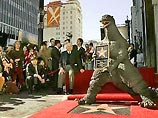 Звезду с надписью "Godzilla" представил собравшимся на церемонии почетный мэр Голливуда Джонни Грант, назвавший чудовище "самым известным японским артистом"