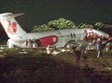 На острове Ява пассажирский самолет раскололся надвое при посадке на кладбище: 31 погибший, более 60 раненых