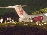 На острове Ява пассажирский самолет раскололся надвое при посадке на кладбище: 31 погибший, более 60 раненых