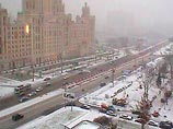 Сейчас в столице и Подмосковье около 2 градусов мороза. Днем ожидается небольшой снег. В Москве столбик термометра поднимется до 0 градусов, по области будет от минус 4 до плюс 1. Ветер влажный, юго-западный, довольно сильный