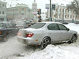 Обильный снегопад осложнил транспортную обстановку в Москве