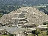 В одной из самых загадочных мексиканских пирамид ученые нашли обезглавленные тела, что позволило ученым назвать "Пирамиду Луны" в городе Теотихуакан местом крайне жестоких жертвоприношений богам
