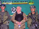 Как сообщает AP, 65-летний наркобарон в наручниках и бронежилете был доставлен в субботу на борту американского самолета в Майами (штат Флорида), где помещен в городскую тюрьму. В понедельник он должен предстать перед американским судом Как сообщает AP, 65-летний наркобарон в наручниках и бронежилете был доставлен в субботу на борту американского самолета в Майами (штат Флорида), где помещен в городскую тюрьму. В понедельник он должен предстать перед американским судом