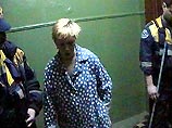 Сильно нетрезвая хозяйка сообщила прибывшим спасателям, что в квартире находится бешеная собака. Сильно нетрезвая хозяйка сообщила прибывшим спасателям, что в квартире находится бешеная собака.