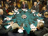 Участники заседания "круглого стола", в котором принимали участие представители руководства Украины и зарубежные посредники, завершили свою встречу поздно ночью &#8211; в 3 часа по московскому времени