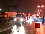 Как сообщили в главном управлении ГОЧС Москвы, во вторник в 5:25 по невыясненным пока причинам на 15-м километре трассы на внешней стороне перевернулся бензовоз