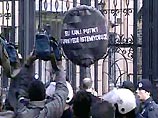 В Стамбуле президента России встречали лозунгами: "Убийца Путин! Убирайся из Турции!" В Стамбуле президента России встречали лозунгами: "Убийца Путин! Убирайся из Турции!"